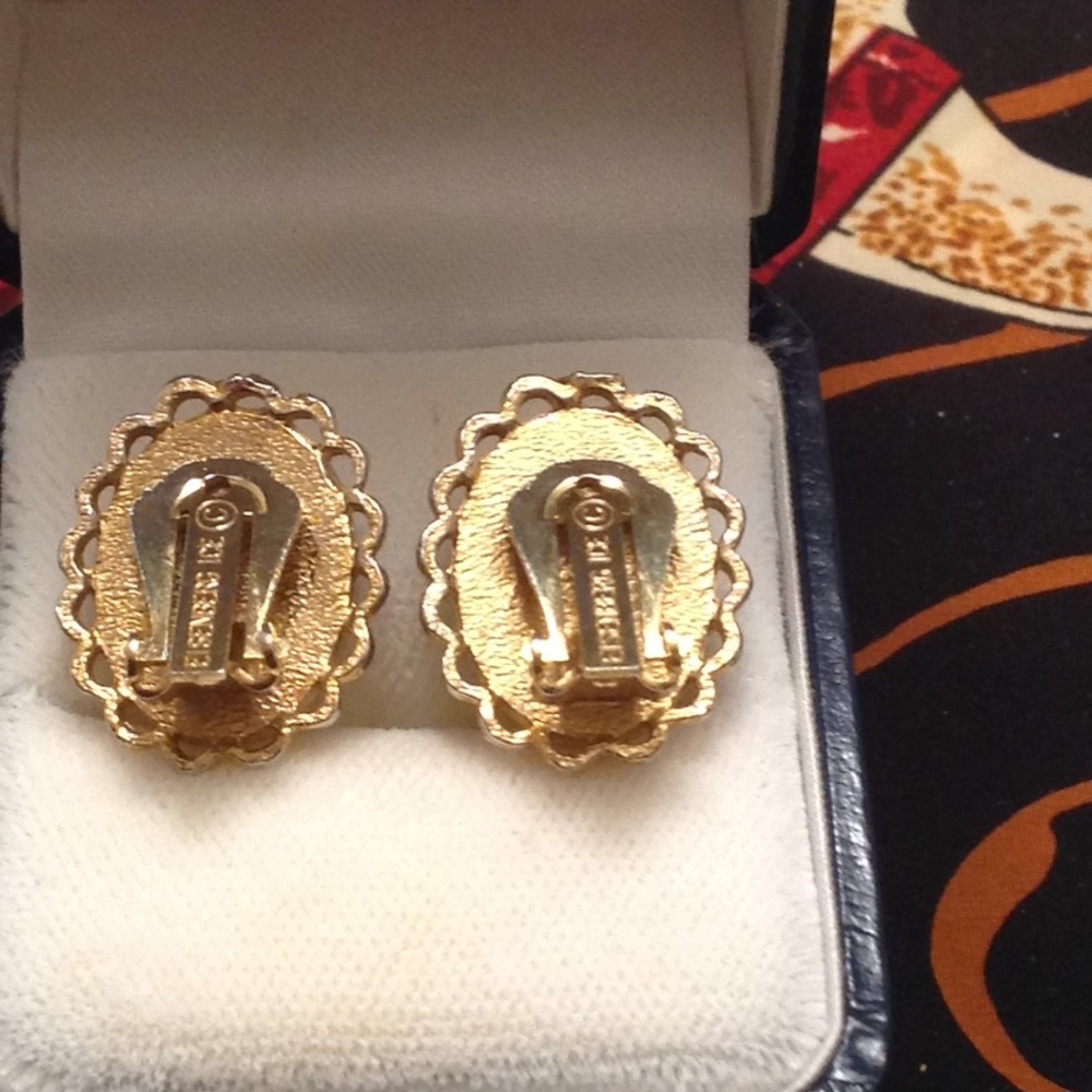 Vintage Eisenberg ice  gold tone porcelain cameo clips - Picture 3 of 4